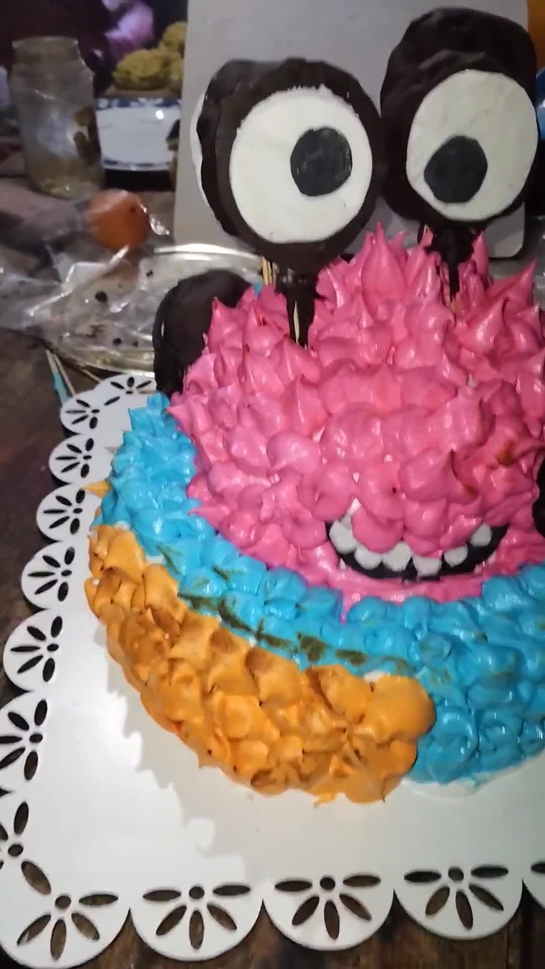 Foto del paso 13 de la receta: Torta monstruitos!! Para Isabella y Bianca!! Feliz día de la niñez!!❤️❤️❤️