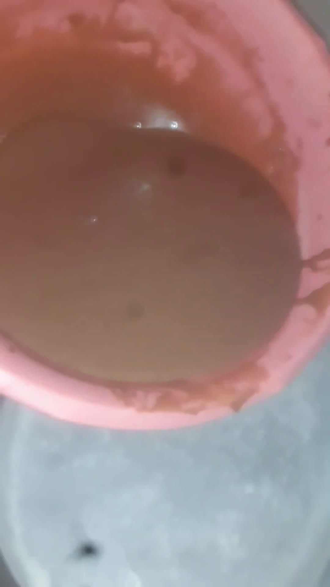 صورة لخطوة 3 من وصفة كيكة بدون بيض و بدون حليب بزاف بنينة 😋 صوص شوكولاته ساهلة 😉