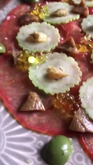 Foto del paso 9 de la receta: Carpaccio de tomate, alficoz, salazones y caviaroli