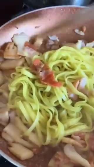 Foto del paso 8 de la receta: Spaghetti de trigo y soja verde con bacalao, salmón y brote de bambú