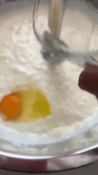 Foto del paso 5 de la receta: Tarta de queso quemada, con crumble de galletas, miel y chía