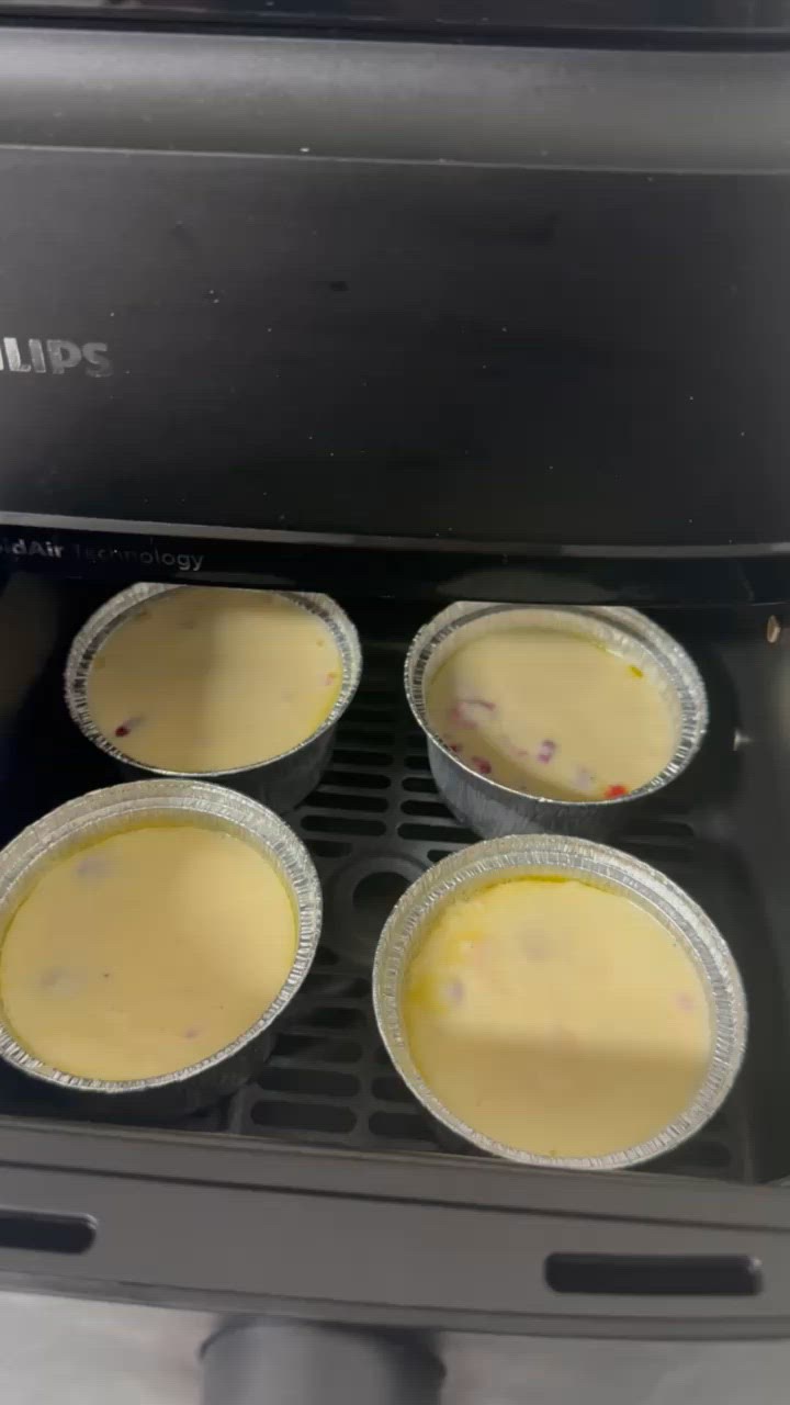 Foto del passaggio 2 della ricetta Tortino allo Yogurt e Lamponi con Crema Inglese al Latte Condensato