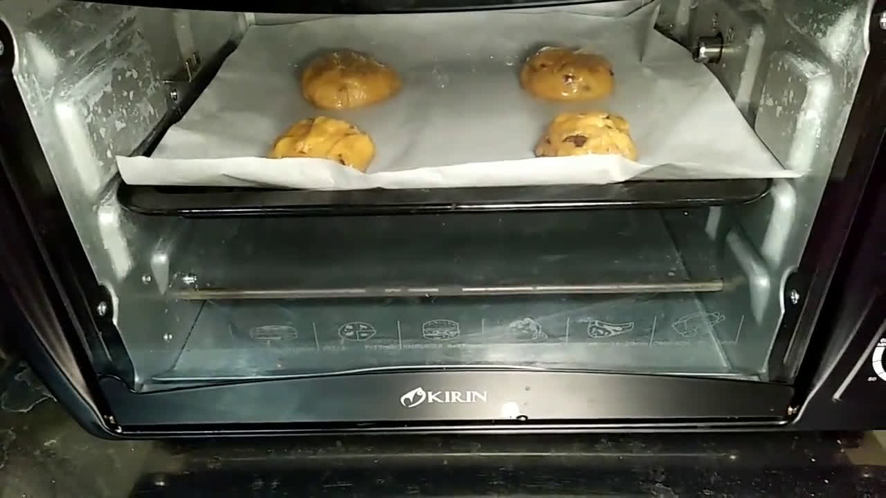 Foto langkah ke 5 dari resep Chocolate chips crunchy tanpa mixer / kue coklat kriuk.