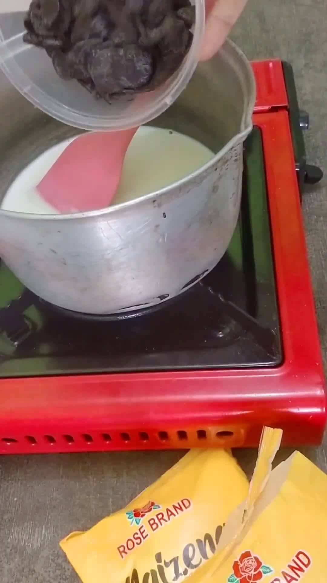 Foto langkah ke 2 dari resep Bomboloni Isi Vla Coklat Homemade.