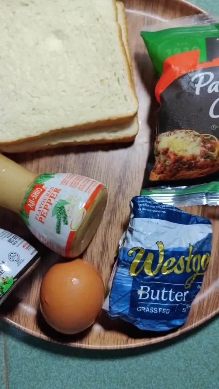 Gambar langkah 1 resipi Roti Bakar Telur Simple.