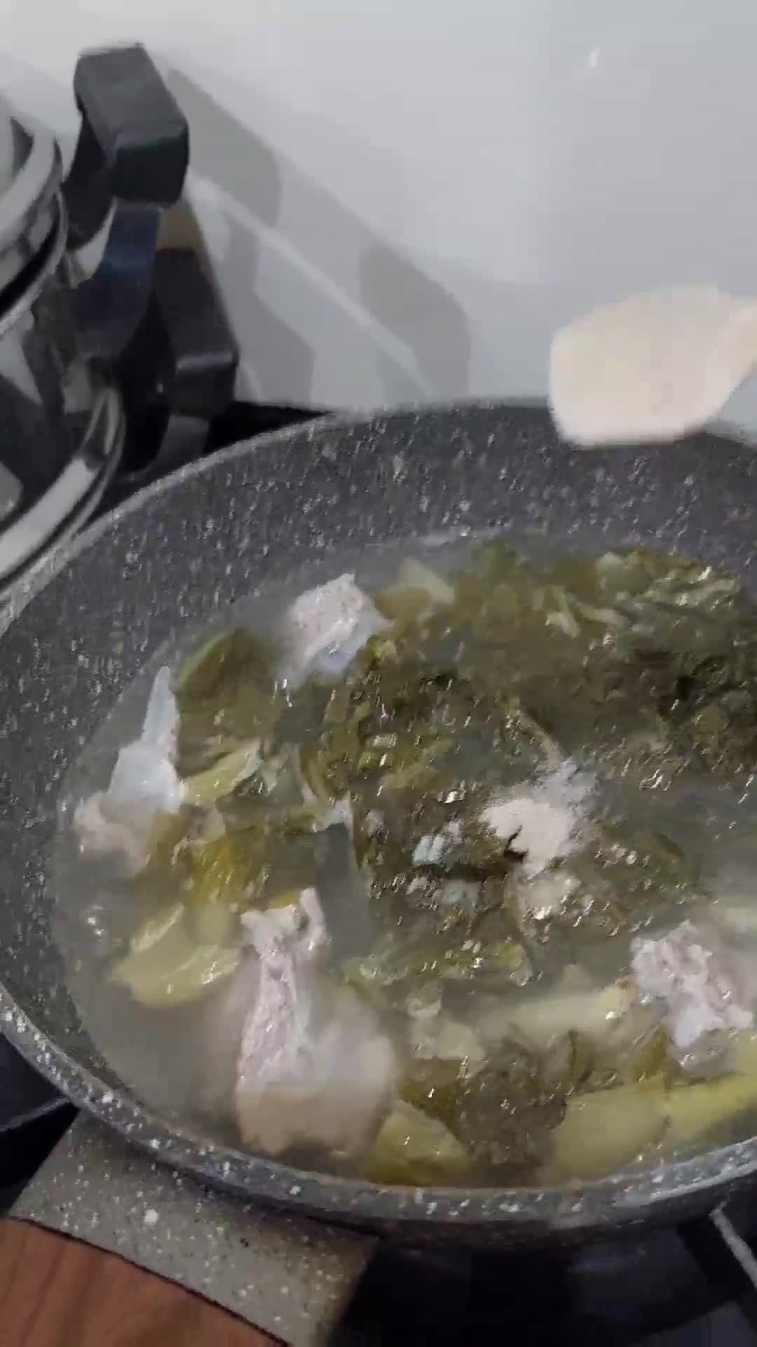 Foto langkah ke 2 dari resep Kuah bakut sayur asin (551).