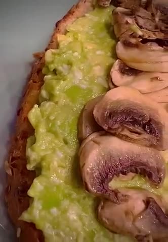 Foto del paso 7 de la receta: Desayuno saludable : Tostada verde de aguacate, huevo y champiñón