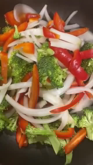 Foto del paso 1 de la receta: Lomo salteado con vegetales estilo asiático