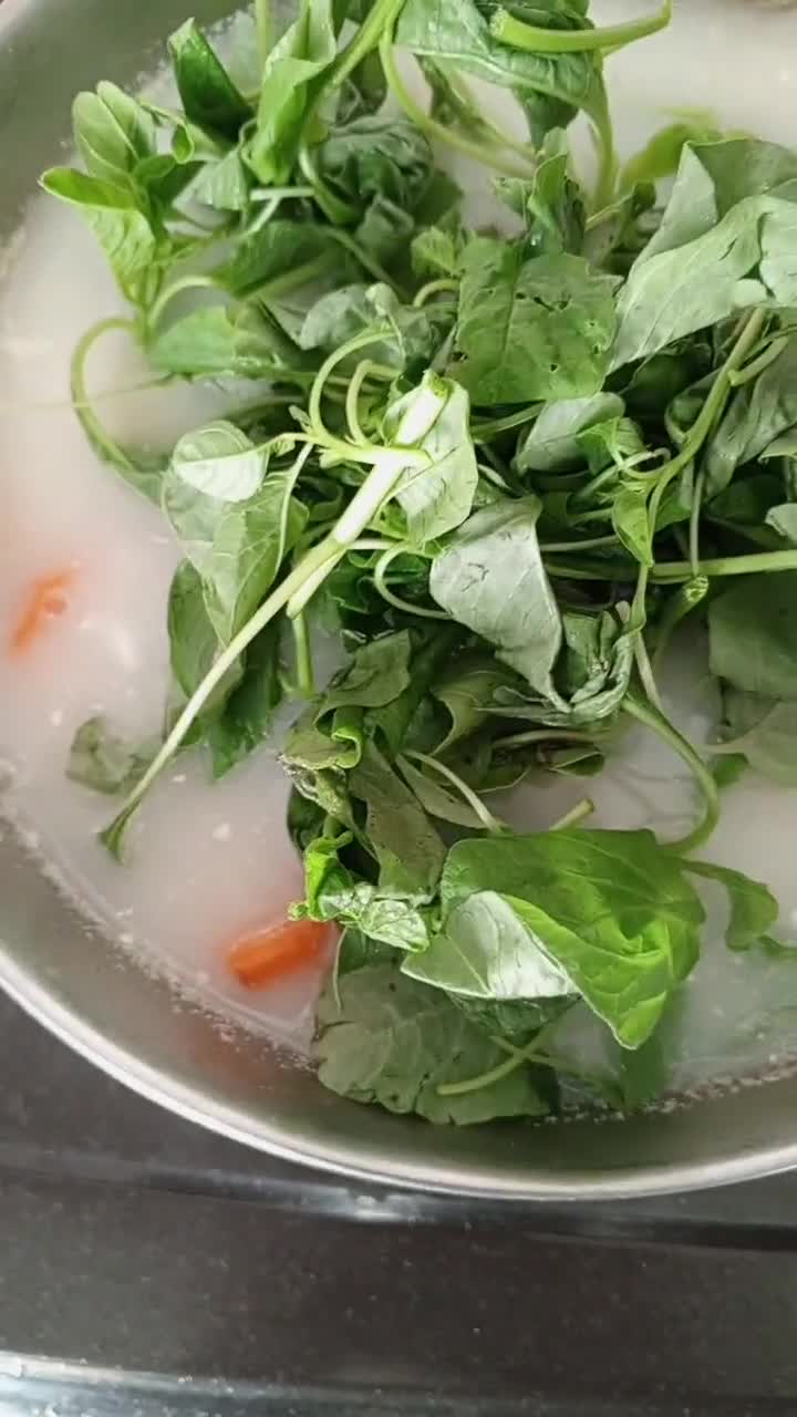 Foto langkah ke 4 dari resep Bobor Bayam Wortel.