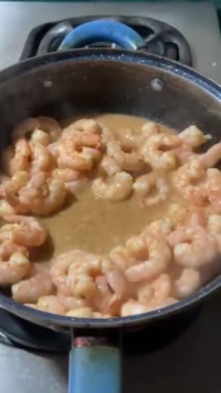Foto del paso 3 de la receta: Camarones 🍤 marinados con jugo de toronja 🍊 agria con crema servidos con lechuga 🥬 cebolla 🧅 morada