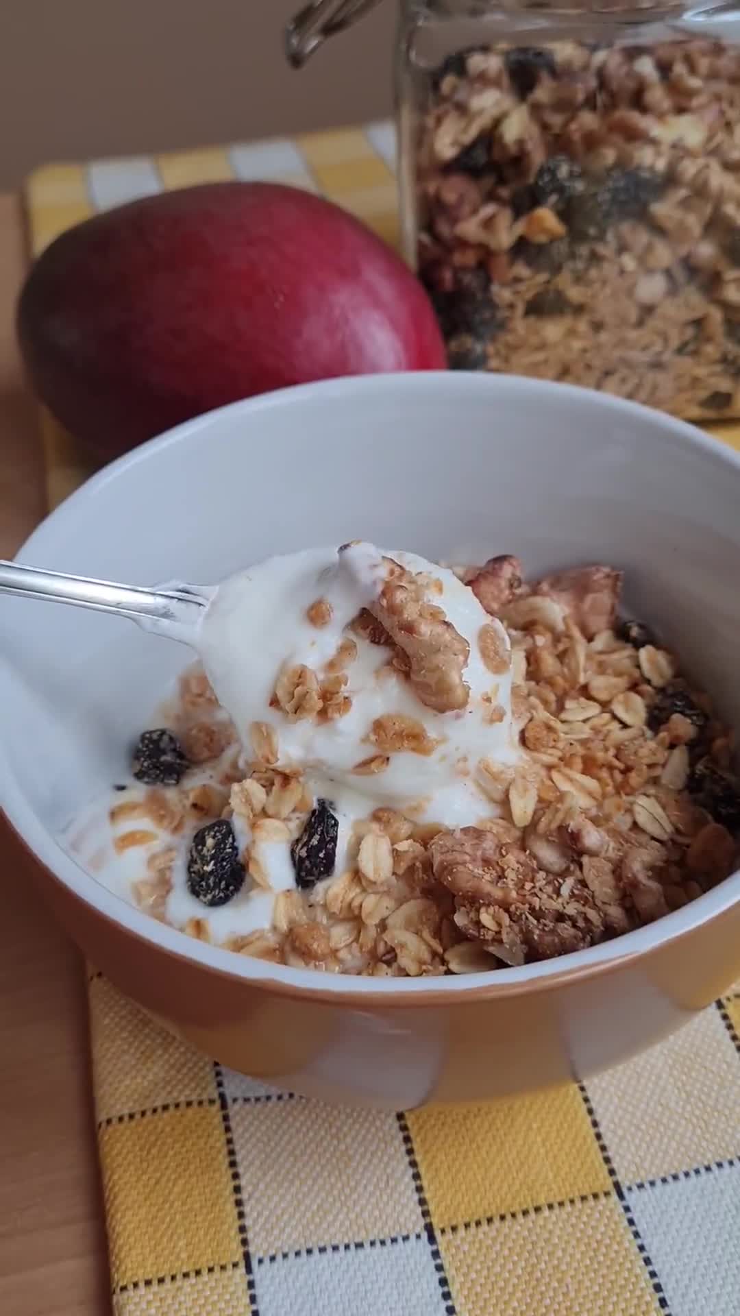 Foto del paso 4 de la receta: Granola a la canela, sin azúcares agregados ni edulcorantes ni miel (proteica y vegana)