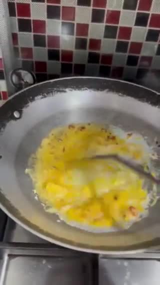 Foto langkah ke 2 dari resep Ayam Goreng Orak-Arik Telur Asin.