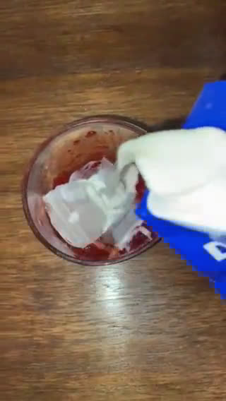 Foto langkah ke 3 dari resep Korean strawberry milk.