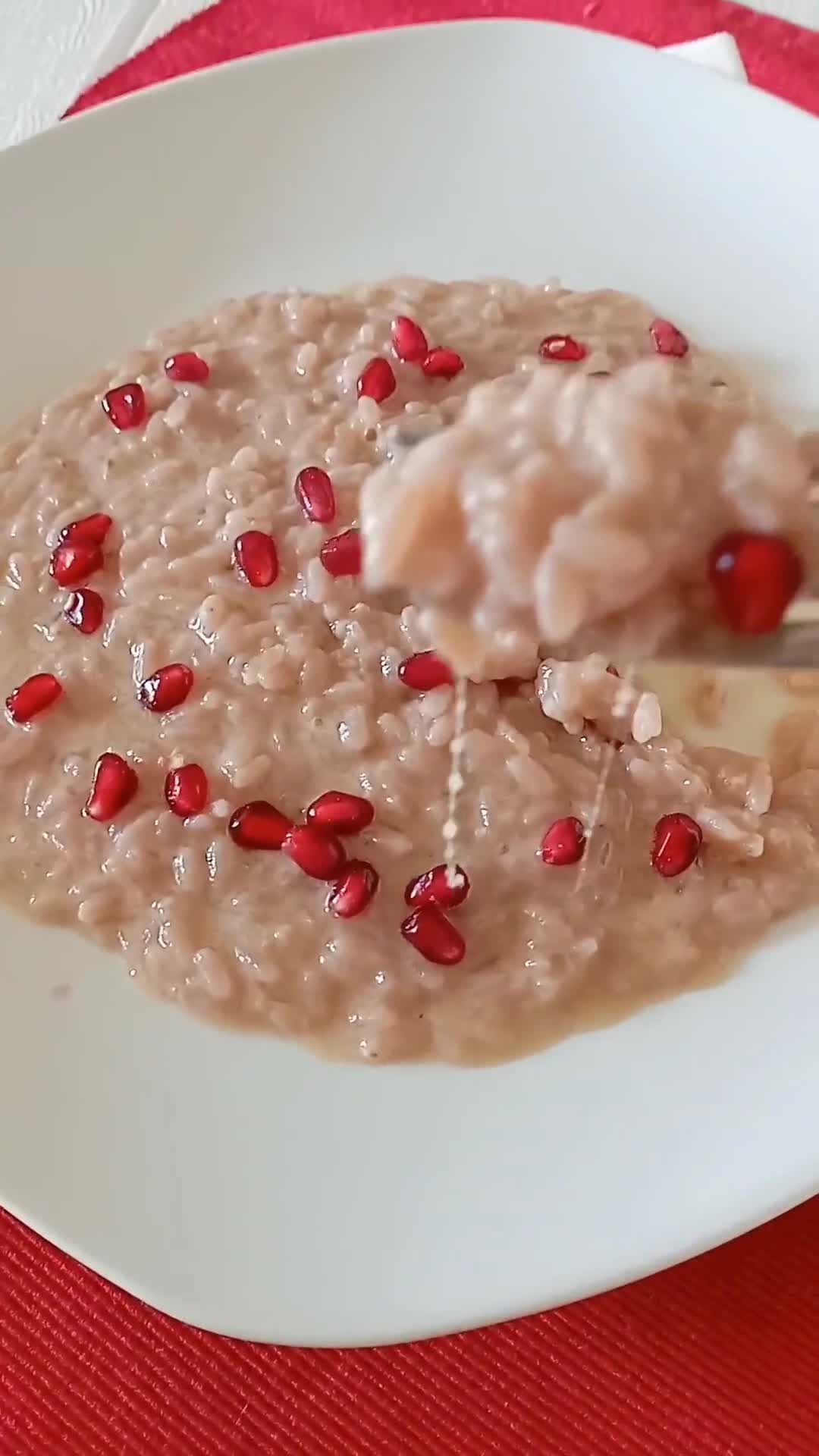 Foto del passaggio 4 della ricetta Risotto con formaggio filante e melograno