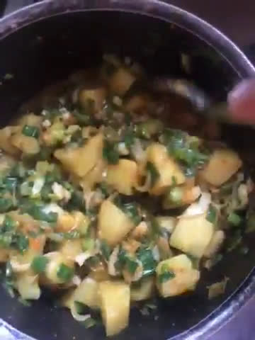 A picture of step 4 of “ACHAARI ALOU with SPRING ONION “.