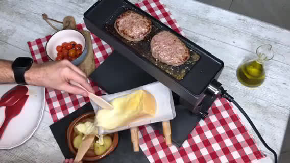 Foto del paso 3 de la receta: Cena suiza de Raclette de queso y patatas con hamburguesas al grill