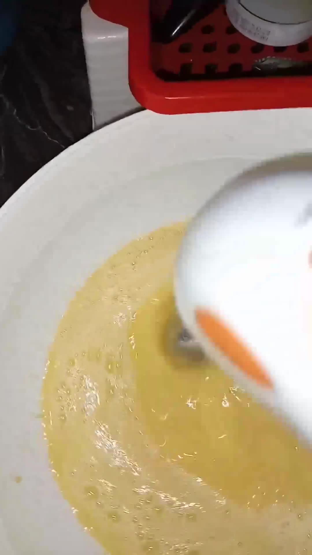 صورة لخطوة 1 من وصفة مادلان مثل المحلات جربوه 🧁🧁