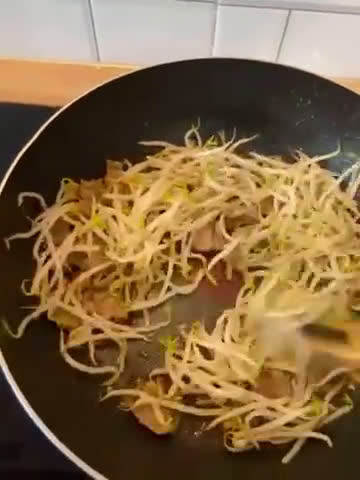Foto langkah ke 3 dari resep Buta Niku Moyashi Itame (Tumis Tauge ala Jepang).