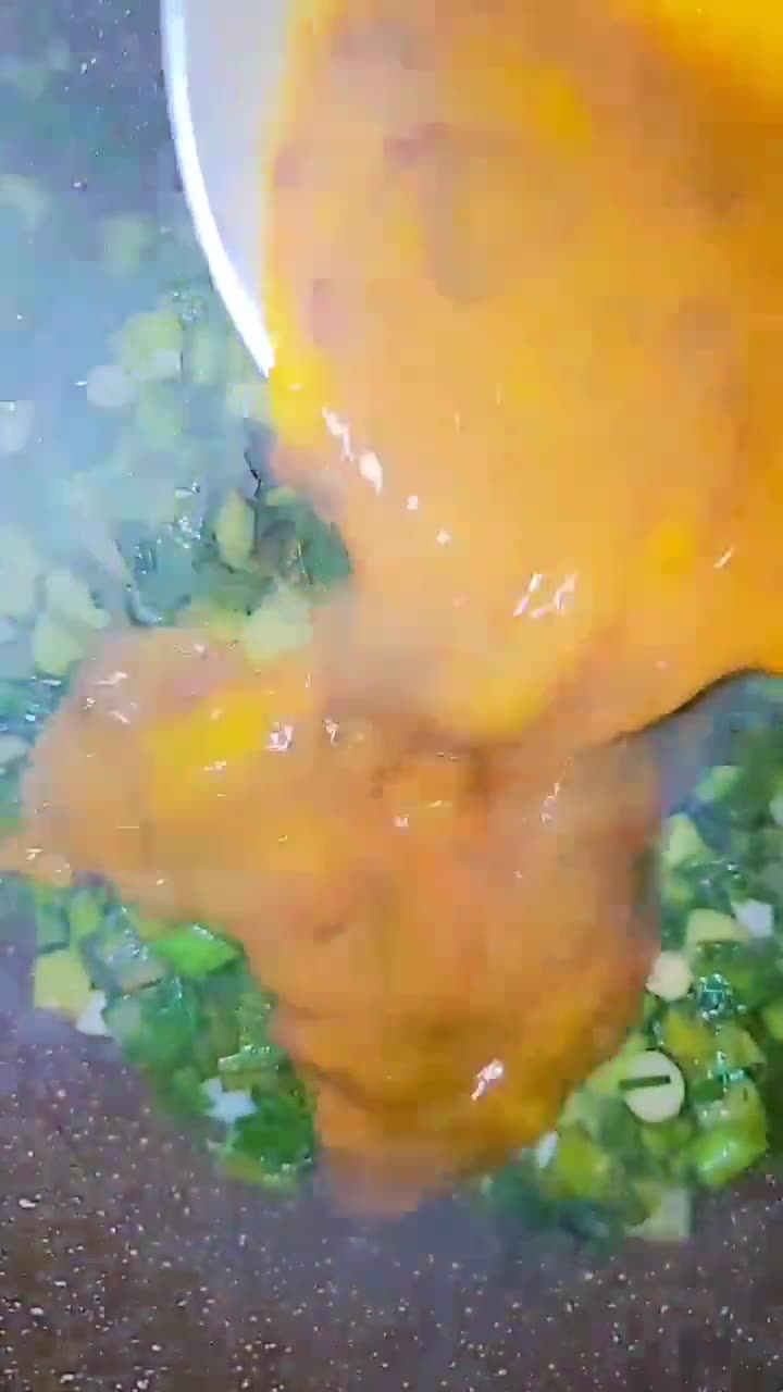 صورة لخطوة 3 من وصفة ثوم على بيض
