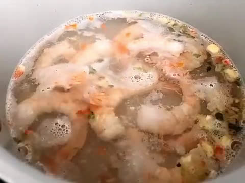 Hình bước làm 2 của món Mì Gói Nấu Tôm & Nấm Ăn Liền 10 Phút
