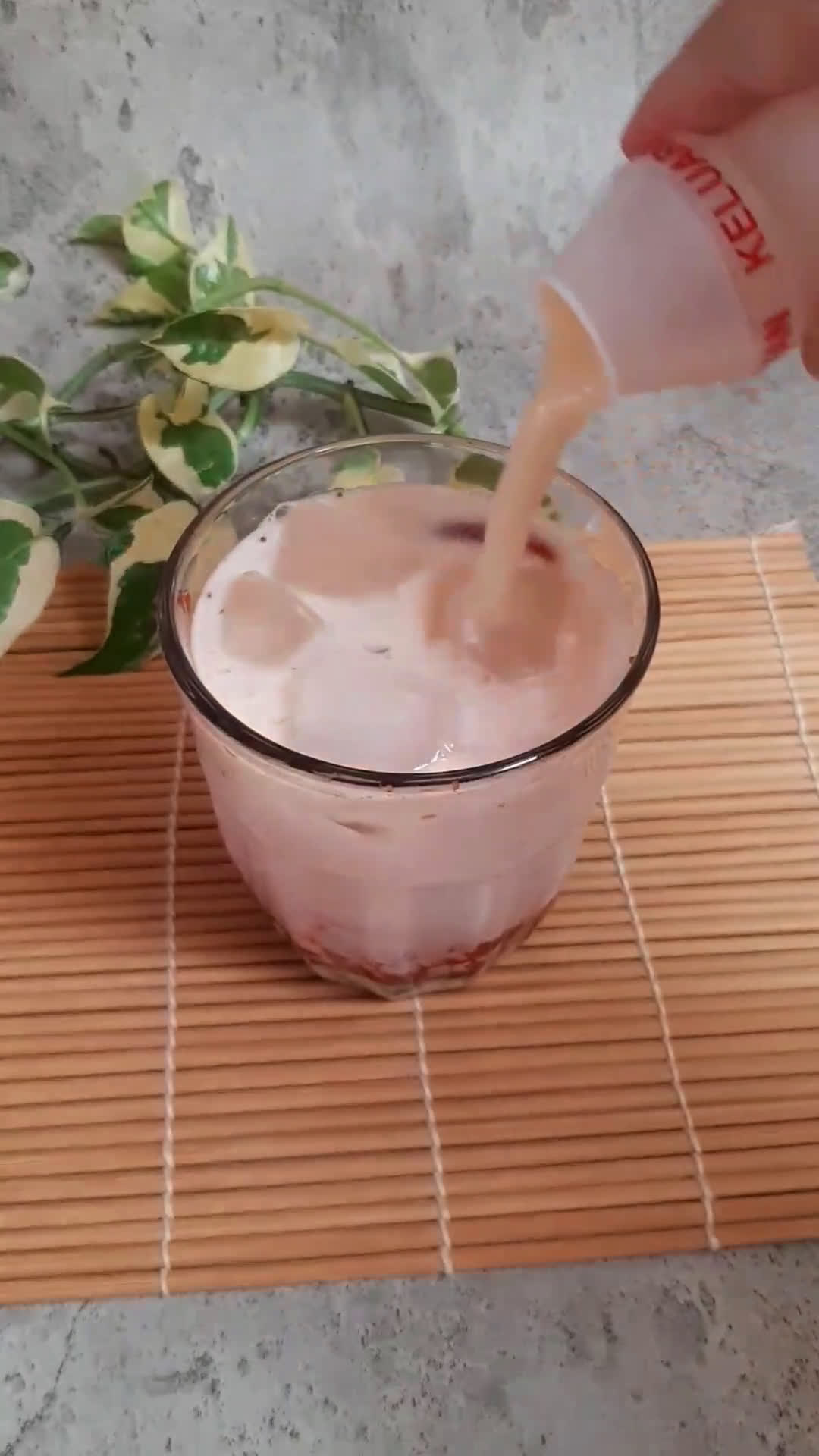 Foto langkah ke 3 dari resep Strawberry Milk Ice (cuma 3 bahan).