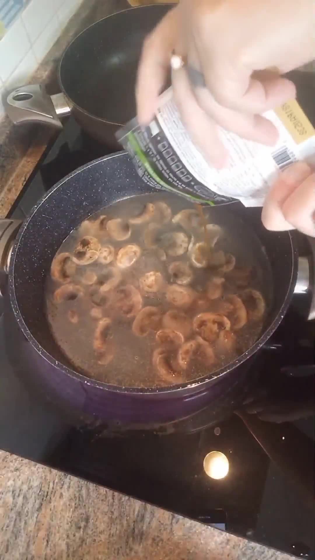 Foto del paso 2 de la receta: Ramen de cerdo y setas 🥣