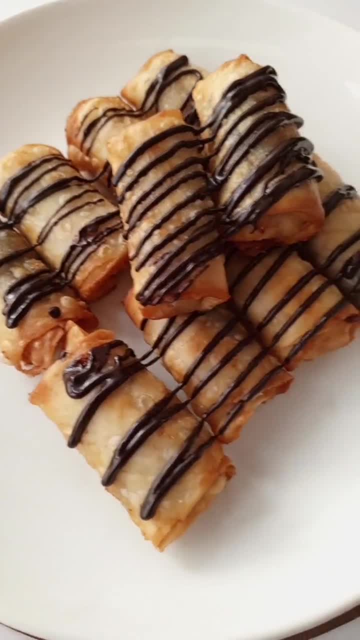 Foto langkah ke 4 dari resep Banana Choco Rolls.