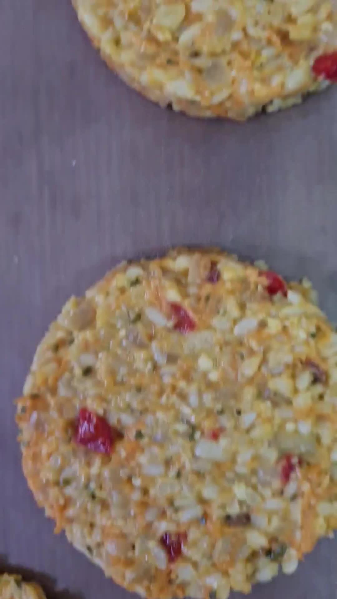 Foto del paso 3 de la receta: Hamburguesas de arroz yamaní, jengibre fresco y almendras 🍚🥚🧀 Veggie burger 🍔