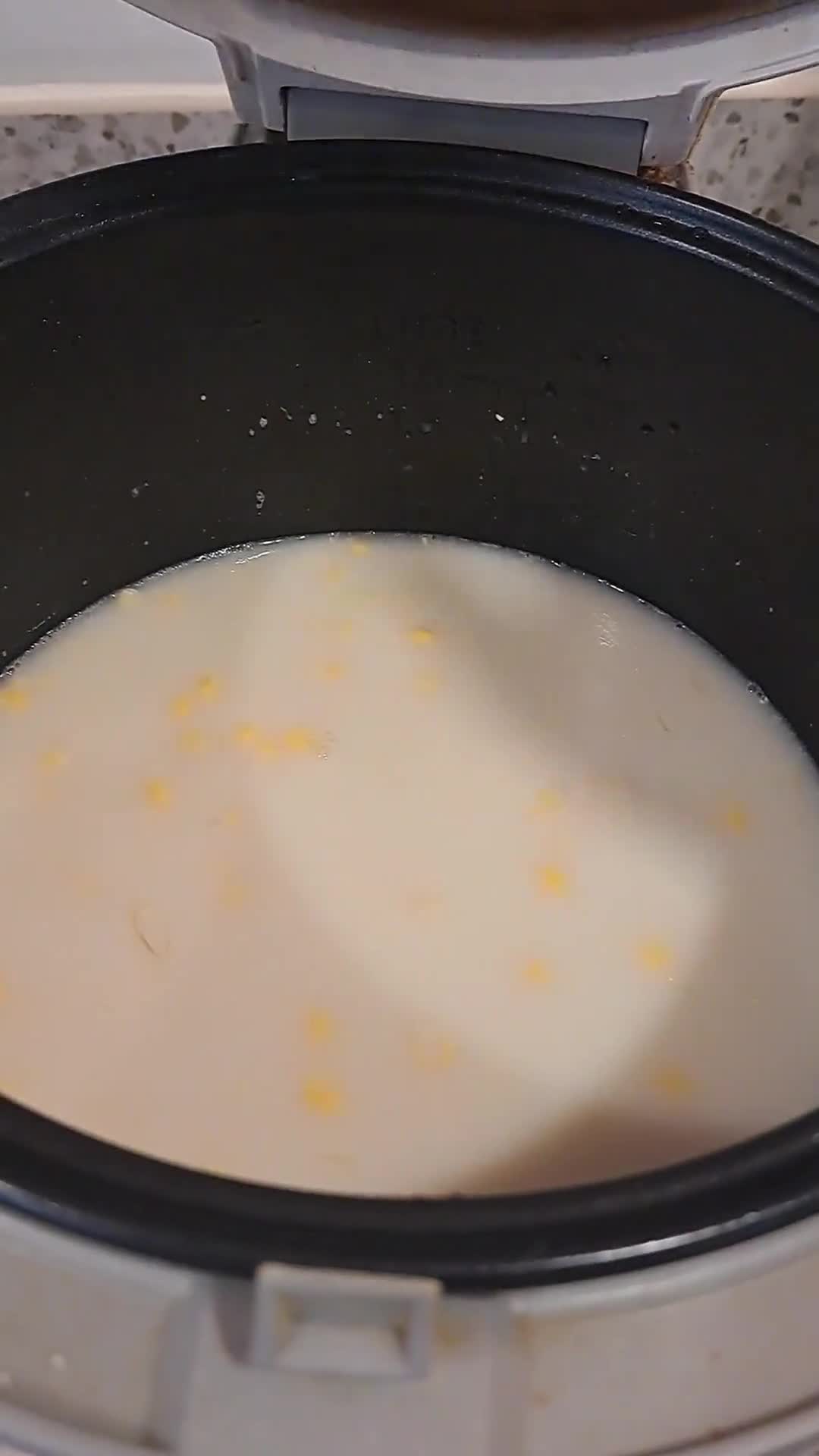 Foto langkah ke 3 dari resep Nasi Jagung Rice Cooker.