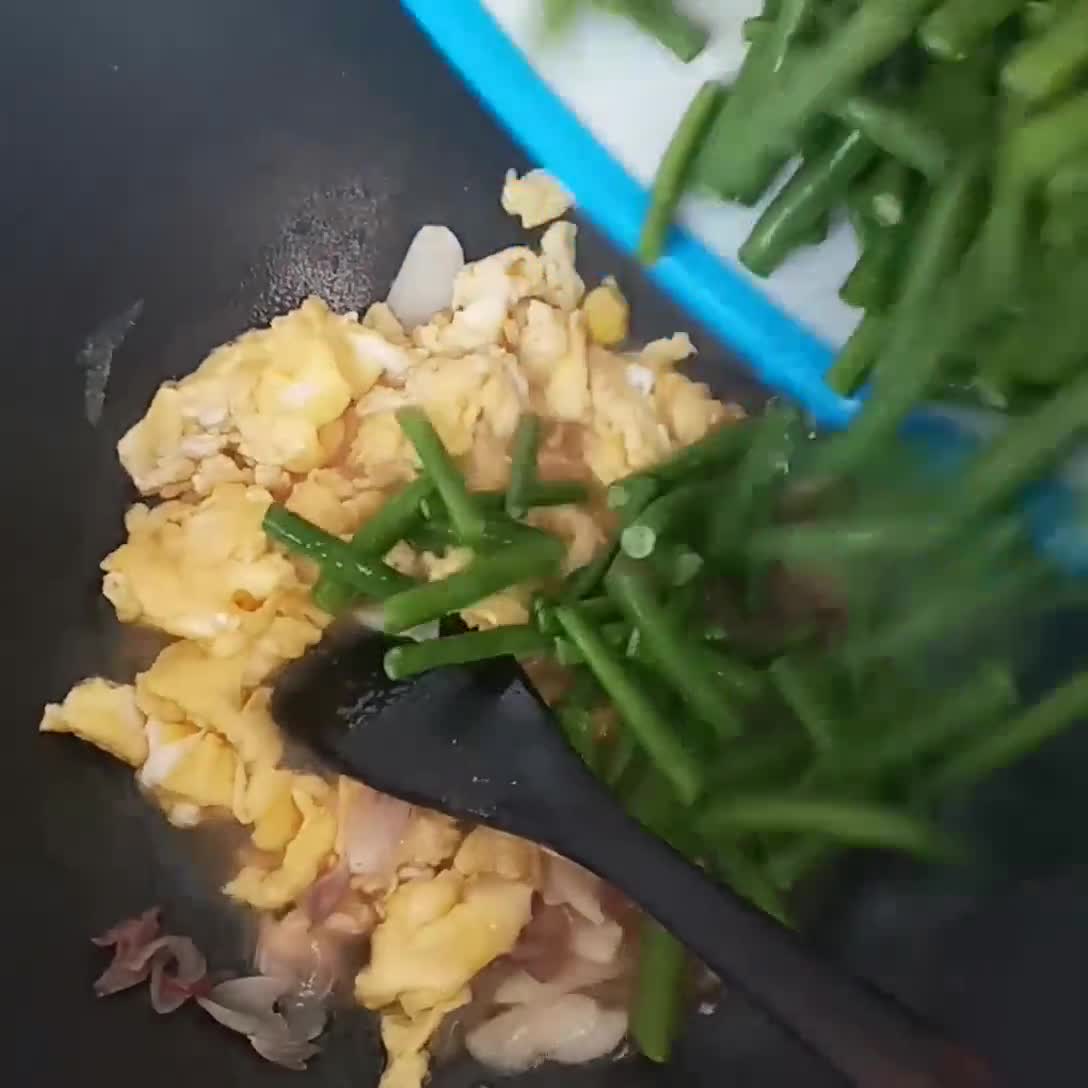 Foto langkah ke 3 dari resep Orak Arik Telur Kacang Panjang.