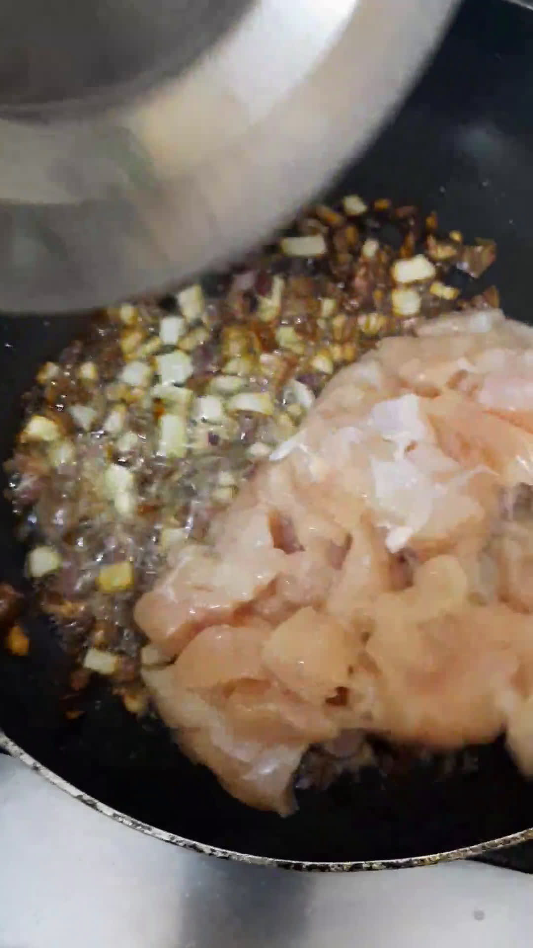 صورة لخطوة 3 من وصفة الكيش بحشوة الدجاج والفطر 🥧🍄