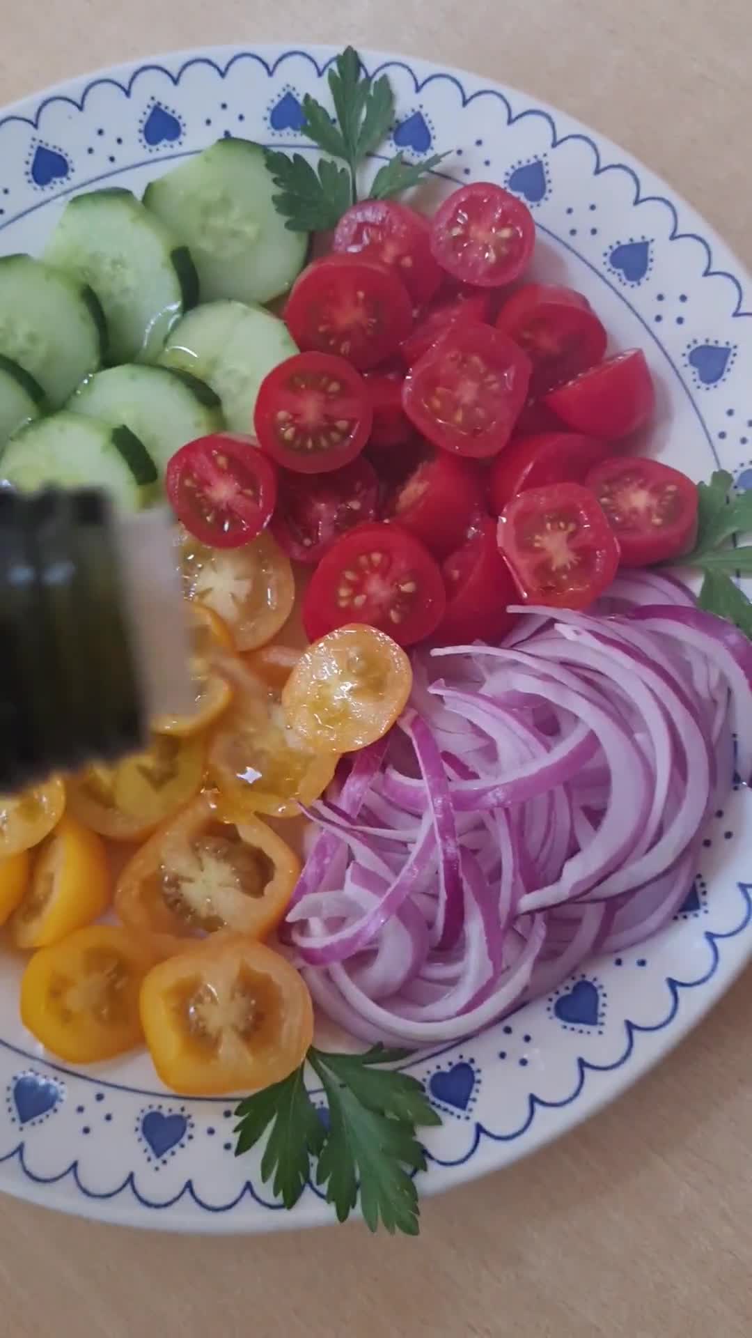 Foto del paso 4 de la receta: Ensalada multicolor de tomates cherry rojos y amarillos con cebolla morada y pepino ❤️💛💜💚