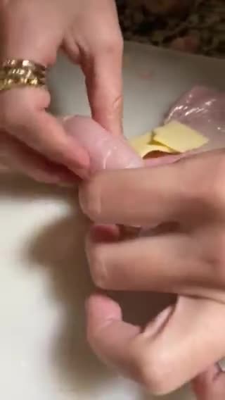 Foto del paso 4 de la receta: Rollitos de pollo rellenos de jamón, bacon y queso