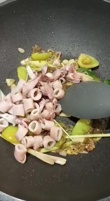 Foto langkah ke 4 dari resep Cumi Asin, Cabe & Tomat Ijo.