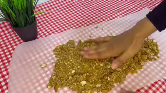 صورة لخطوة 2 من وصفة بار الطاقه(الشوفان بالتمر والمكسرات)