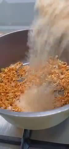 صورة لخطوة 2 من وصفة ارز حبه وحبه (رز بلونين)