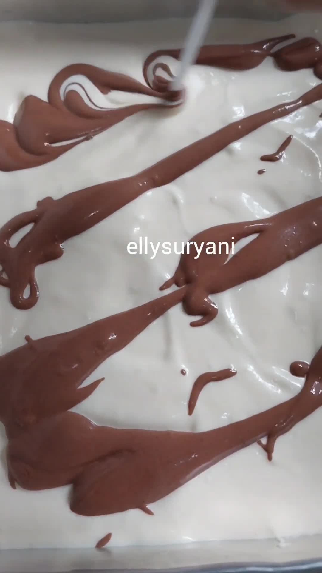 Foto langkah ke 7 dari resep Roll Cake Motif Coklat Isi Selai Strawberry Lembut Kocok Tangan.