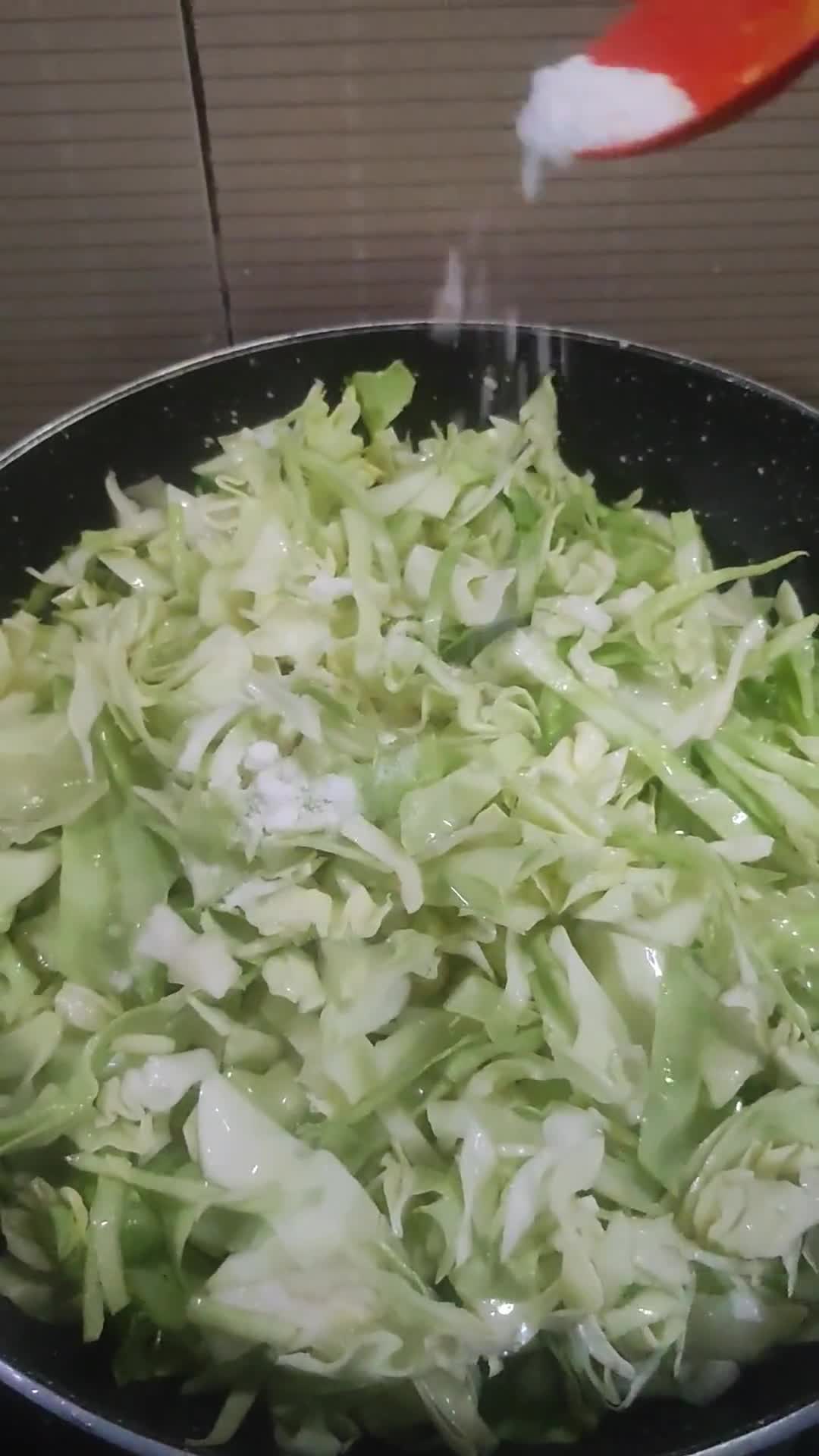 आलू पत्तागोभी (दही बेसन वाली) (Aloo pattagobhi dahi besan wali recipe in Hindi) रेसिपी चरण 2 फोटो