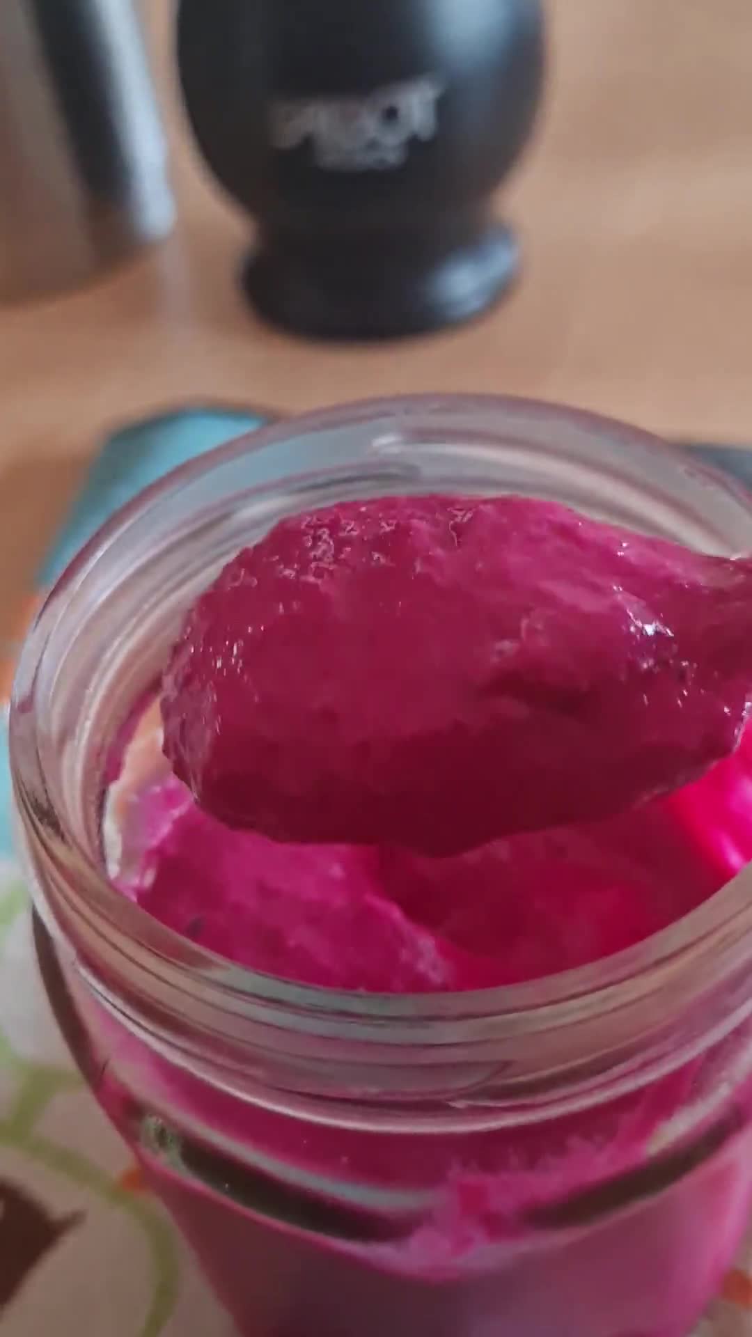 Foto del paso 3 de la receta: Yogur entero casero de remolacha enriquecido ♥️ sin azúcares agregados ni edulcorante