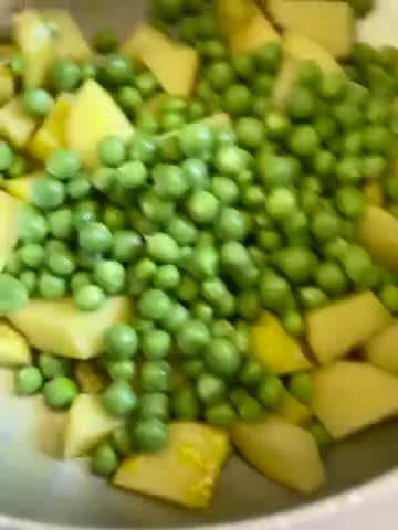आलू मटर वाली खिचड़ी (Aloo Matar wali khichdi recipe in hindi) रेसिपी चरण 3 फोटो