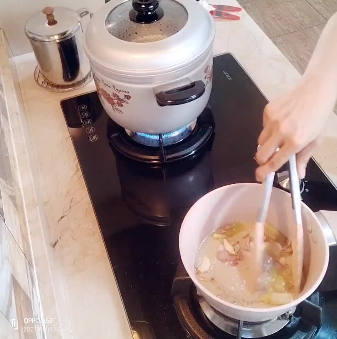 Foto langkah ke 7 dari resep Kwetiau Rebus Daging Jamur.