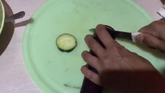 Foto langkah ke 1 dari resep Terong Goreng Isi Ayam.