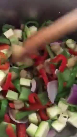 Foto del paso 6 de la receta: Arroz seco de verduras (calabacín, berenjena 🍆 pimientos 🫑...y pollo al ajillo