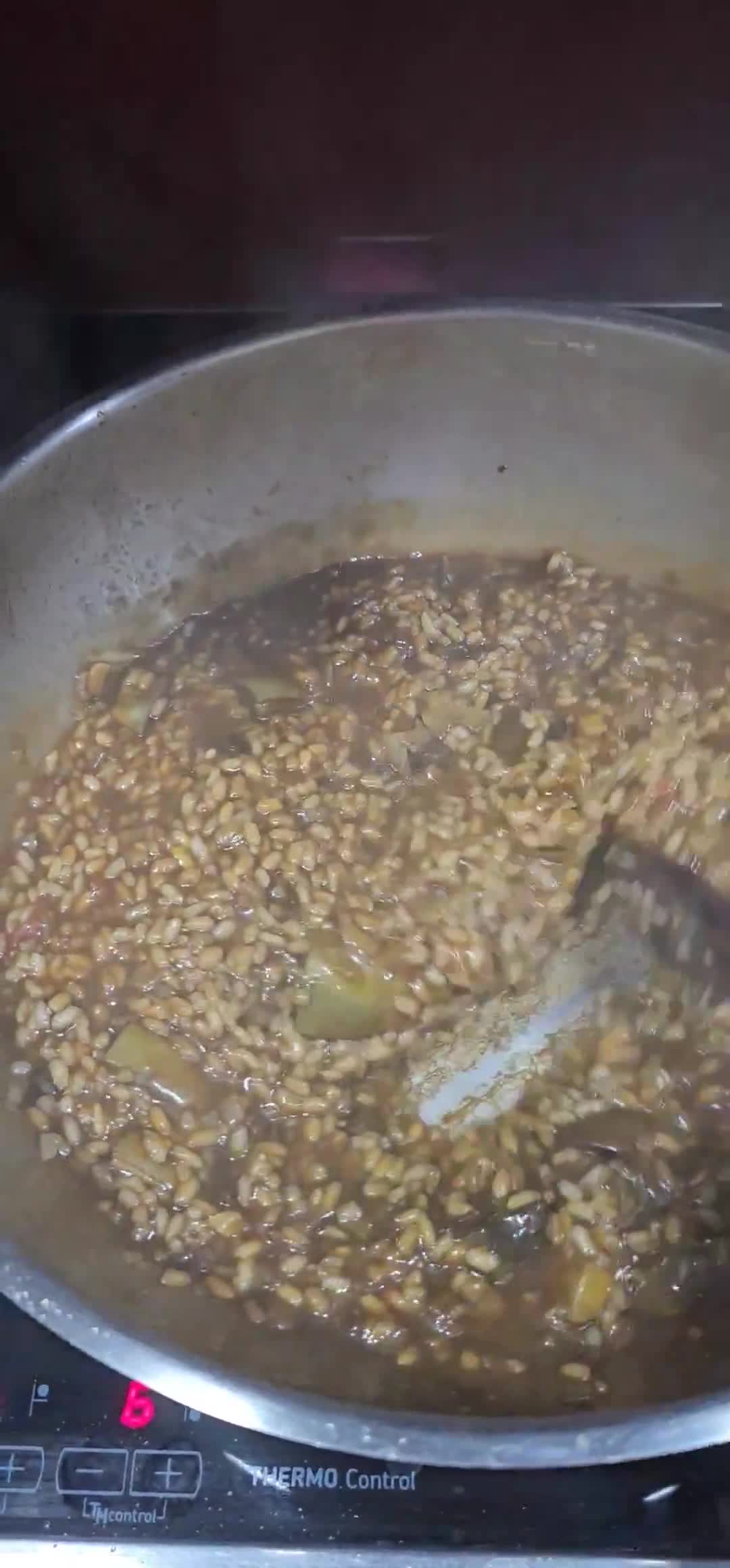 Foto del paso 7 de la receta: Arroz meloso de alcachofas y conserva de pota en su tinta