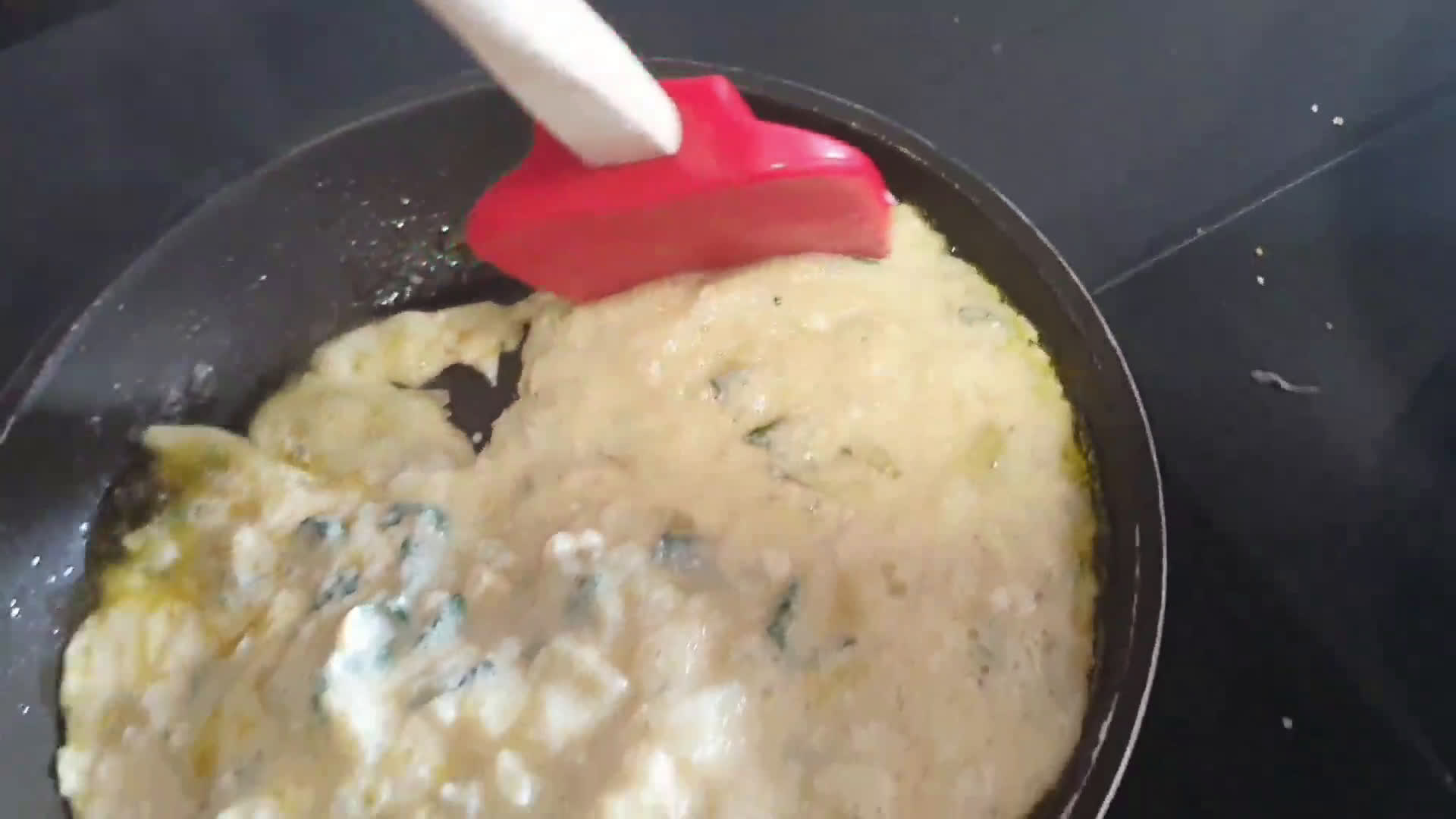 Foto del paso 4 de la receta: Tortilla de calabacín y cebolla