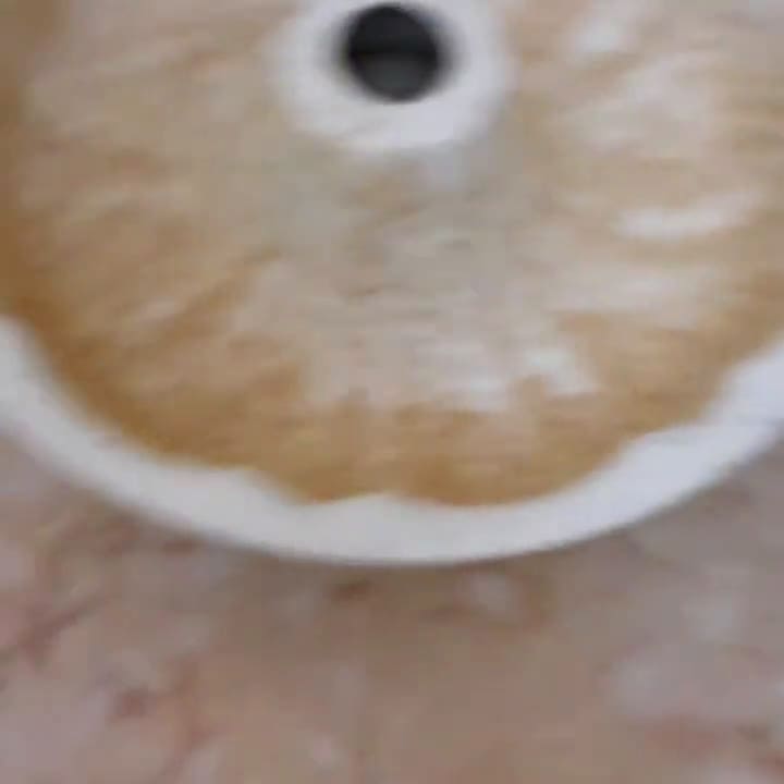 صورة لخطوة 4 من وصفة كيك الزبادي وزبدة الفول السوداني بالسمسم..هشة والطعم خرافي 🍩