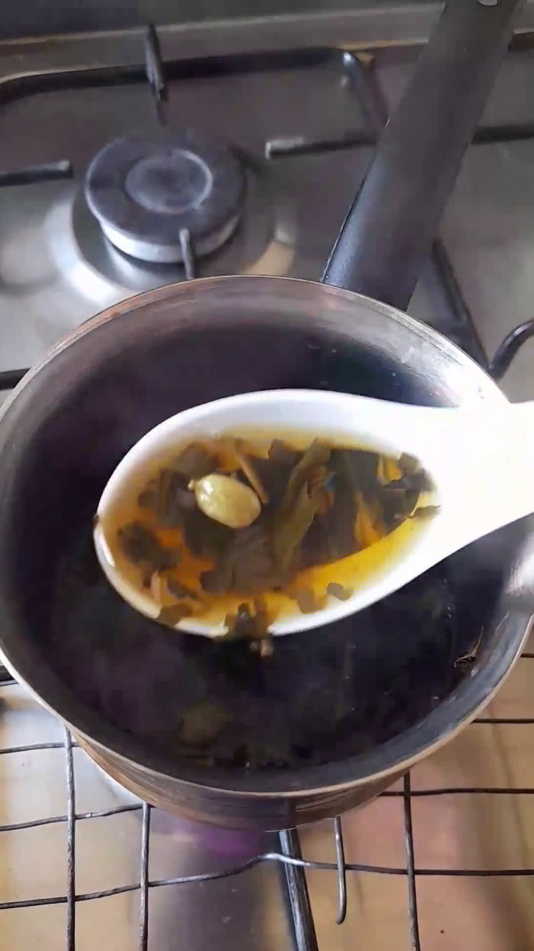 Foto langkah ke 4 dari resep Noon Chai / Kashmiri Chai / Gulabi Chai.