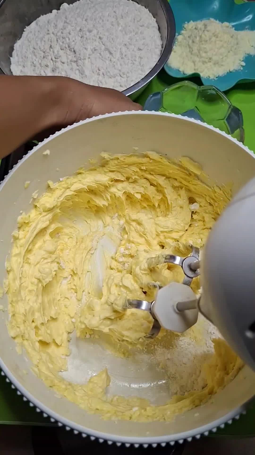 Foto langkah ke 2 dari resep Kue semprit jadul.