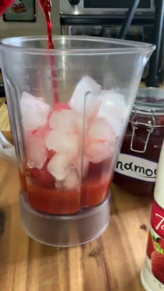 Foto del paso 2 de la receta: Smoothie de fresa escarchado con CHAMOY