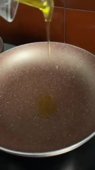 Foto del paso 2 de la receta: Supremas de merluza y gambones, al vino blanco, con ajos y aove